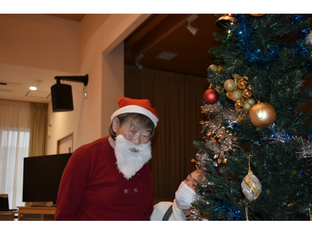 私も帽子と付け髭付けてバッチリ(｡･ω･｡)vｨｪｨ♪ツリーと一緒に✧p📷qω•,,´)ﾊﾟｼｬﾘ