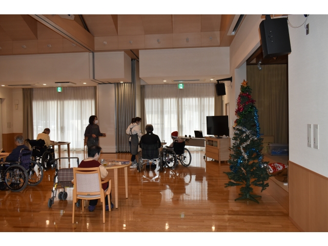 クリスマスツリー🎄も準備しクリスマスっぽい雰囲気の中、喫茶が始まりましたヾ(*´∀`*)ﾉBGMもクリスマスソングを流しました♪