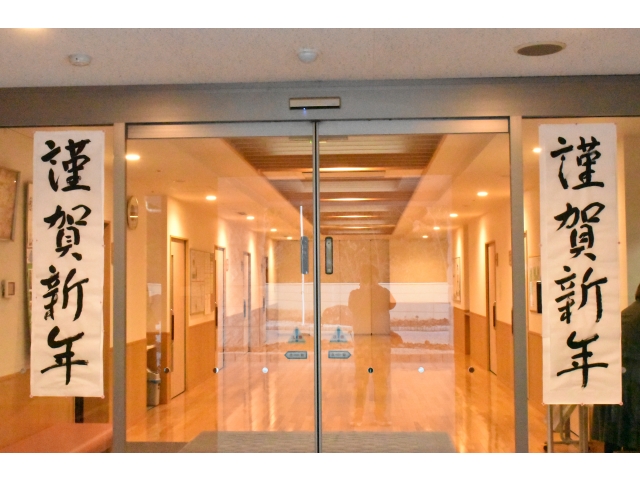 ガラスの両サイドに( -ω-)ノ[謹賀新年]ﾍﾟﾀｯ