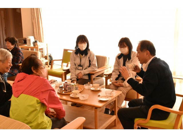 こちらでは苑長と雑談中ﾆｺ(*´∇`*)ﾆｺ