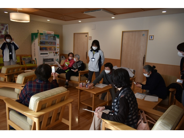 実際に手にとってもらいました(´艸｀*)