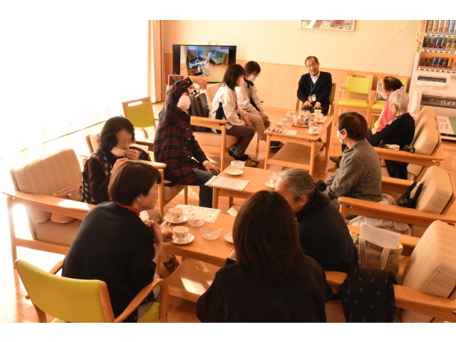 皆さん和気藹々とお話し中(´д)ﾍﾟﾁｬ(´д｀)ｸﾁｬ(д｀)