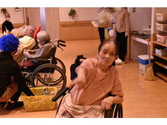 鬼に向かって(*・・)σ ⌒・ｴｲｯ