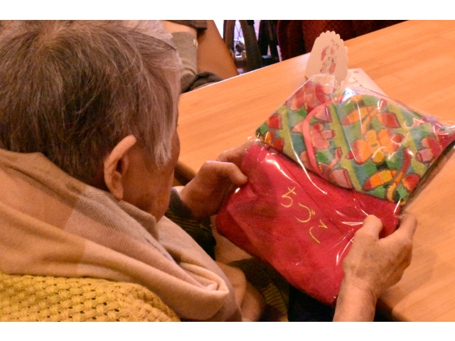 プレゼントはタオルでした♪しばらくジーっと見つめてました(・ω・)