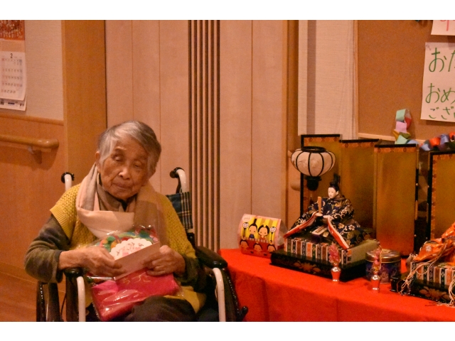 プレゼントを持ってお雛様と記念撮影📸