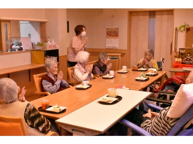 皆さんで『ハッピーバースデー』を歌いました♪