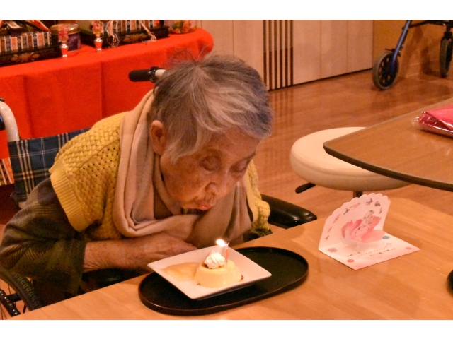 ろうそくの火を頑張って吹き消しています(●´з｀)＜ﾌｰｯ