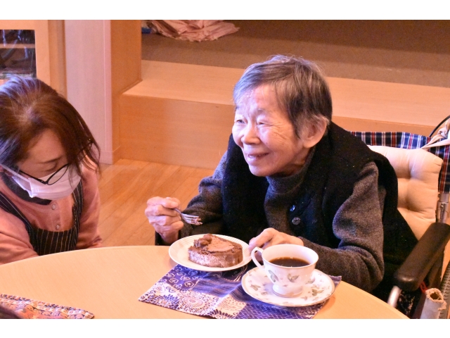 美味しいコーヒーとチョコレートケーキで美味しい笑顔発見!!（☆∀☆)