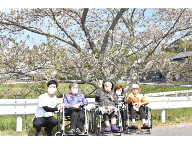 桜の前でニッコリと(*^▽^*)