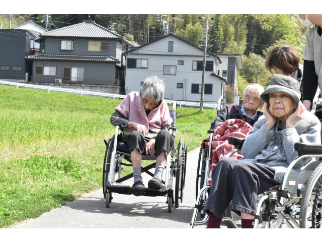 風が強くて飛ばされそう(´･ω･｀)