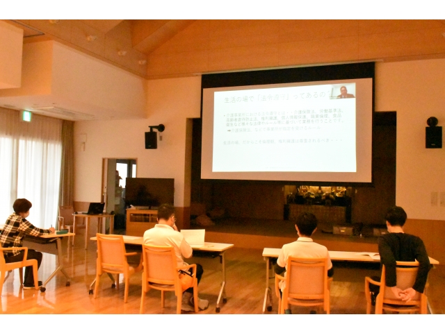 皆さん真剣に聞き入っています