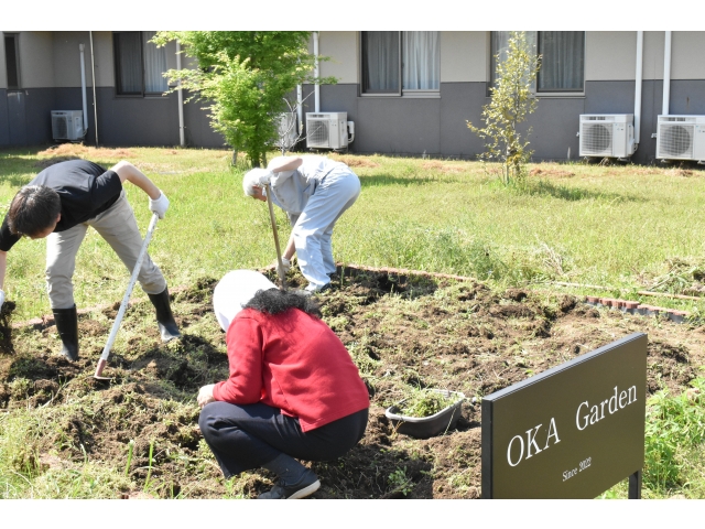 花壇を耕して(☆Д☆)