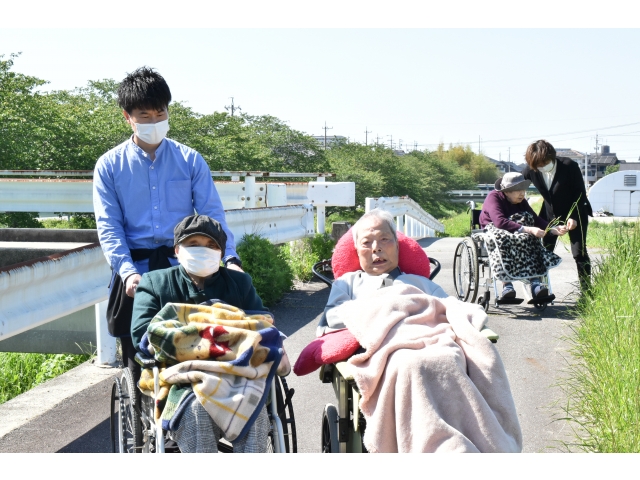 外の空気は気持ちいいねぇ(´∀｀*)後ろで何か取ってる(☆Д☆)