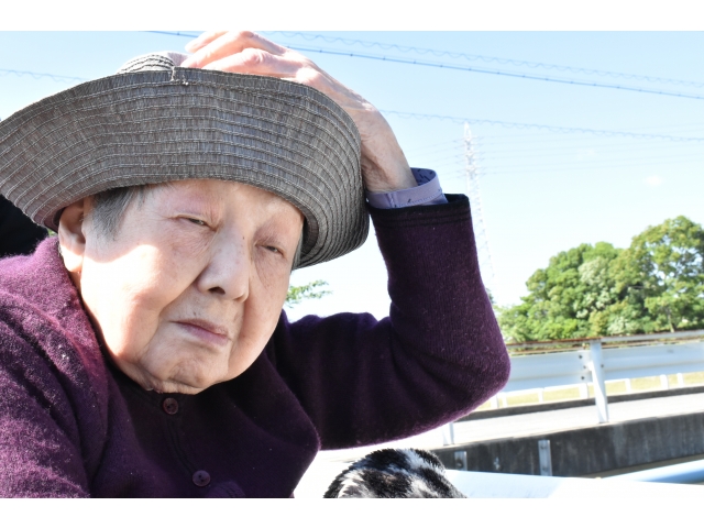 風が強くて帽子が飛ばされちゃう(-