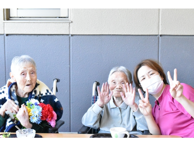 お花を持って「はい、ポーズ」😄