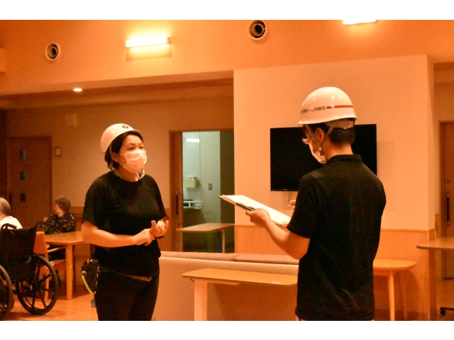 全員避難が完了したことを、隊長に報告