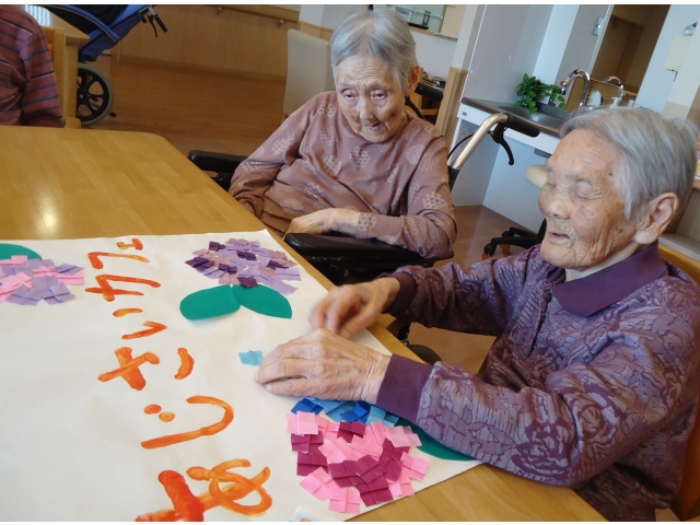 みんなで協力してカフェの看板づくり🌺