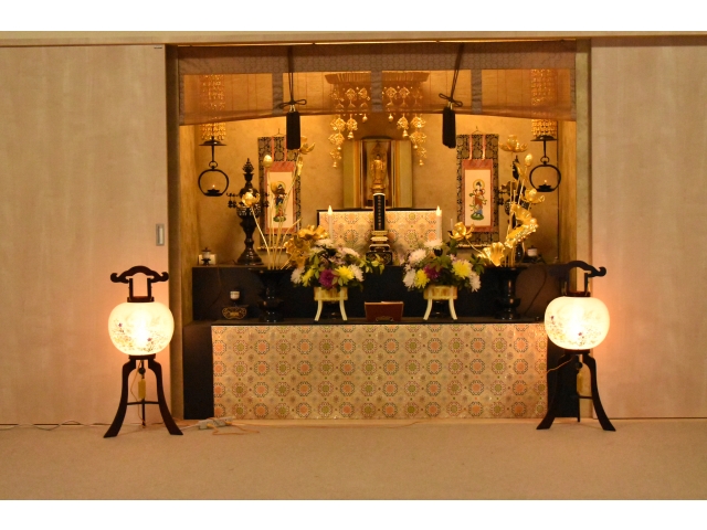 仏間には盆提灯を出しました🏮