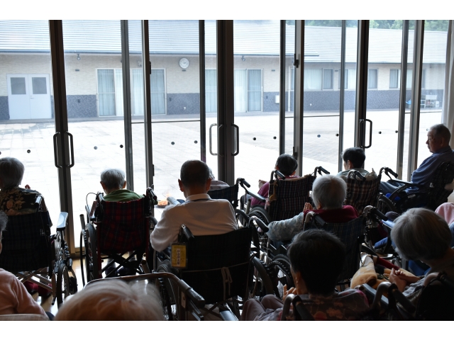 皆さん目を閉じ合掌されています🙏