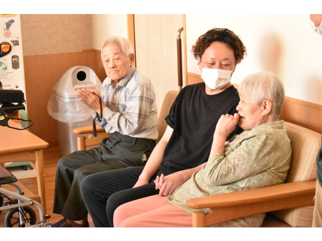 数珠をもって合掌🙏