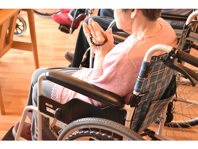 皆さん数珠をもって合掌🙏