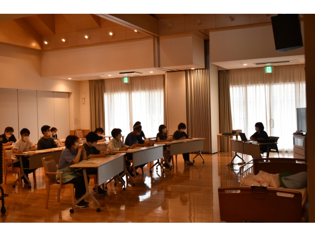 皆さん真剣に聞き入っています