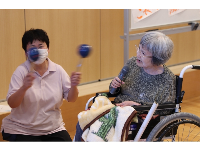 介護員もリズムに合わせて🎶