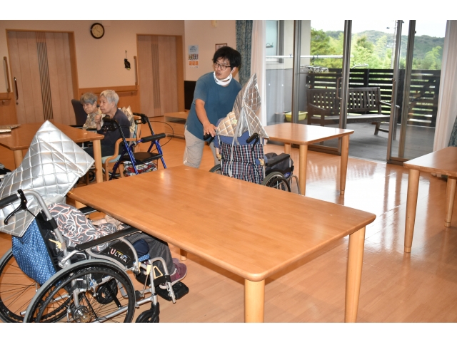 入居者の皆さんも防災頭巾をかぶって避難開始