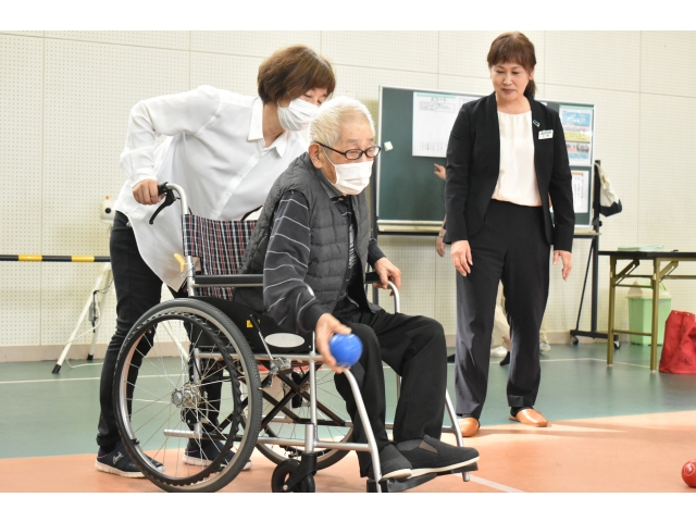 (*´ﾉд`)あそこ狙ってボールを投げてね🥎