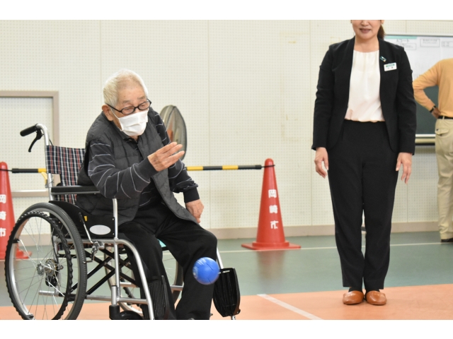 狙いを定めて… |'ω')ﾉ⌒● それっ！！