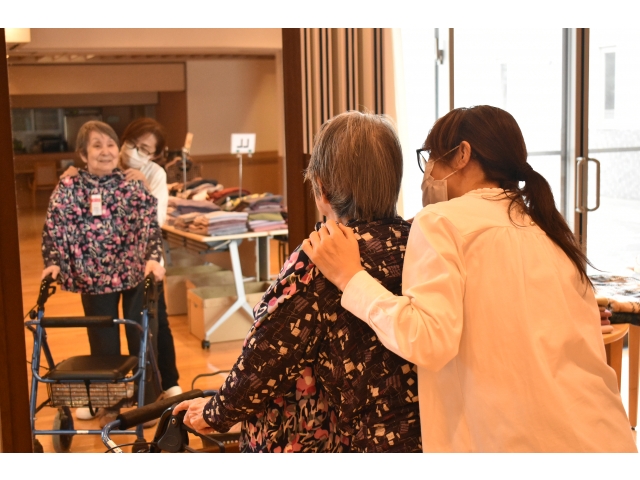 鏡の前でケアマネさんと😝似合ってるよ😝いいねぇ🎶