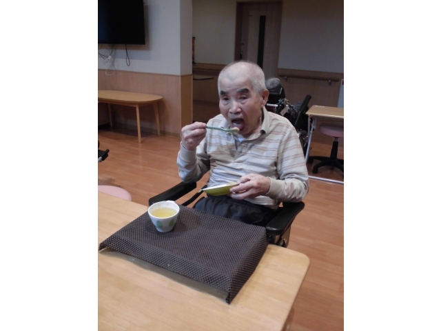 大きなお口で頬張っています😆