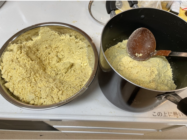 鍋に移してクリームを作っていくよ🍲おいしくな～れ🎶