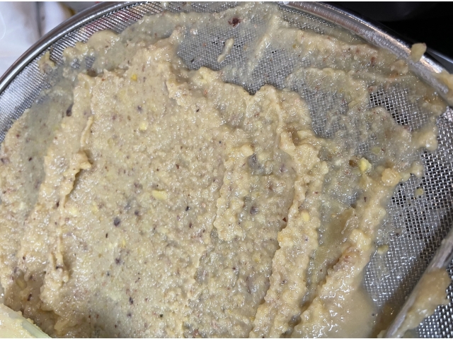 できたクリームを裏ごし🍦