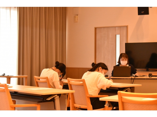 実習生も真剣に聞いています