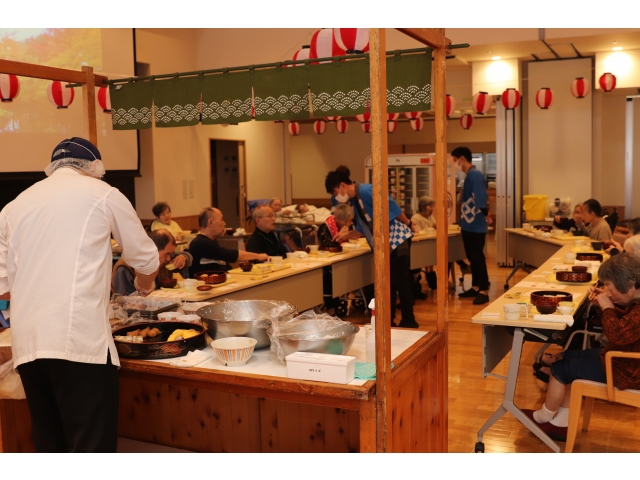 皆さん夢中でお寿司を頬張っています🍣