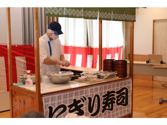 今年の秋祭りもゼネラルフード店長さんがお寿司を握ってくださいました🙇