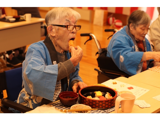 大きなお口でパクリ😮