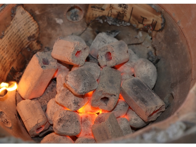 しっかり炭に火を入れて壺の中へ🔥