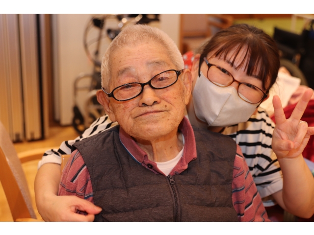 カメラに向かってピース✌