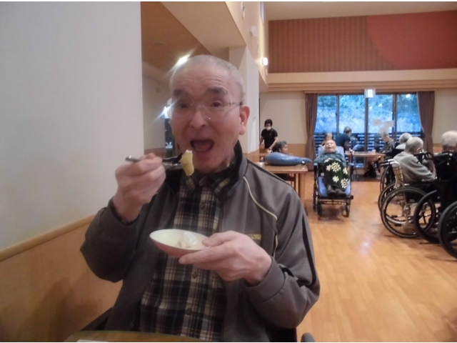 大きなお口でパクリ😲