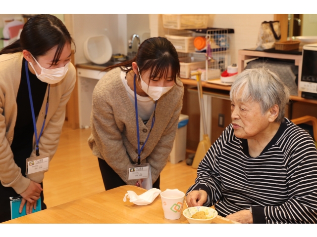 実習生「お味はどうですか❓」入居者「おいしいよ😋食べるかい❓」