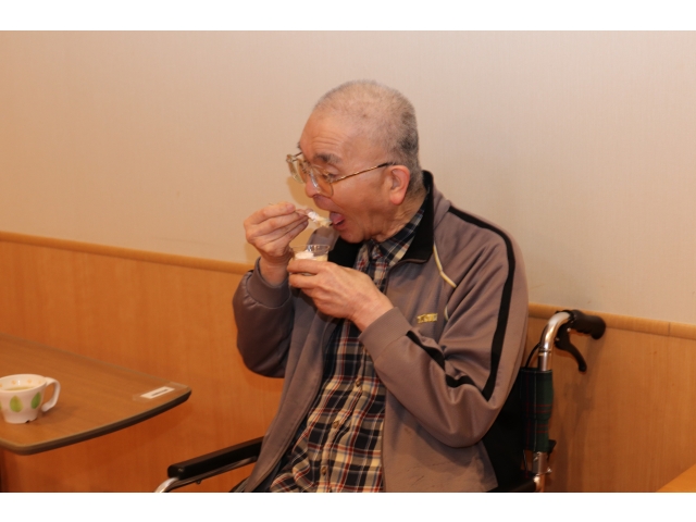 大きなお口でパクリ😲