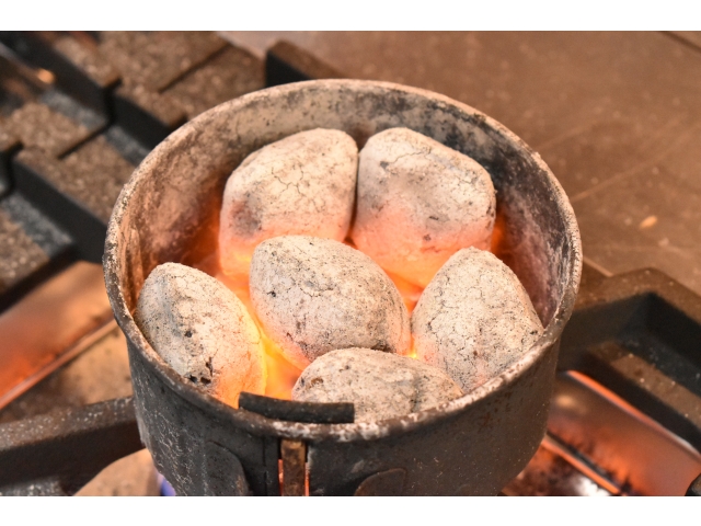 炭の火入れから始まり～～🎶