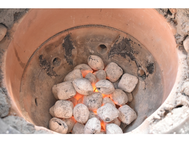 壺に火入れした炭をセットして準備万端👍