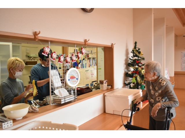 焼き芋を加工していたら入居者さんが気になって「何しとるん❓」って様子見に来ました😲