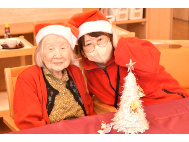 服も赤色でサンタに寄せてパシャリ📸二人ともよくお似合いで🥰