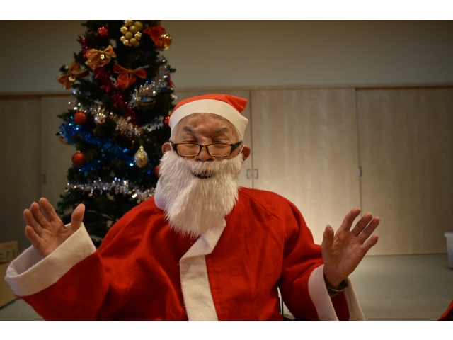 こちらの入居者さんはサンタになりきっていました😆よくお似合いです🎶