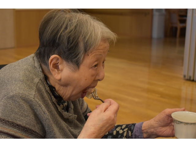 ケーキをパクリ😆おいしいよ🎶