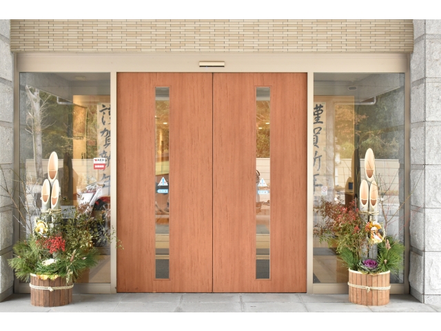 正面玄関には立派な門松が🎍